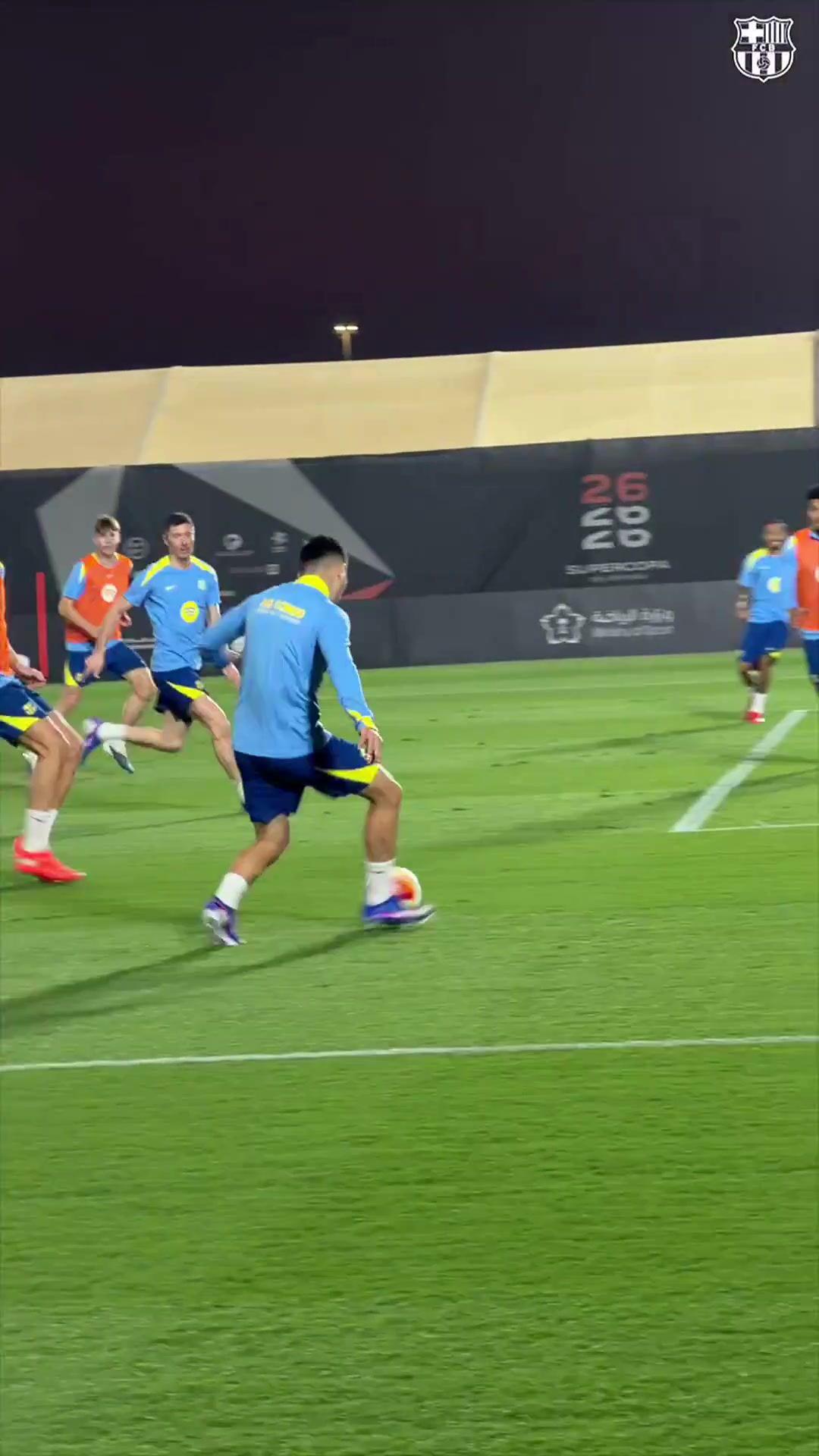 状态不错！莱万西超杯赛前训练脚后跟杂耍破门