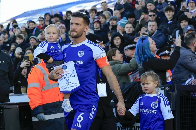 邮报：击败卫冕冠军水晶宫的球队里有小学教师 香薰蜡烛包装工