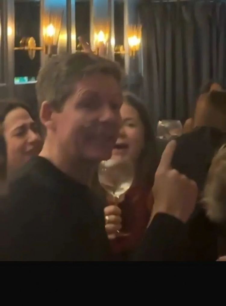 太阳报：水晶宫遭爆冷淘汰后，主帅格拉斯纳现身酒吧参与派对