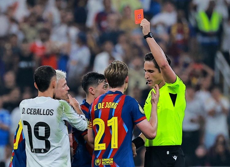 世体：弗兰基·德容将被停赛1场，无缘本周国王杯出战桑坦德