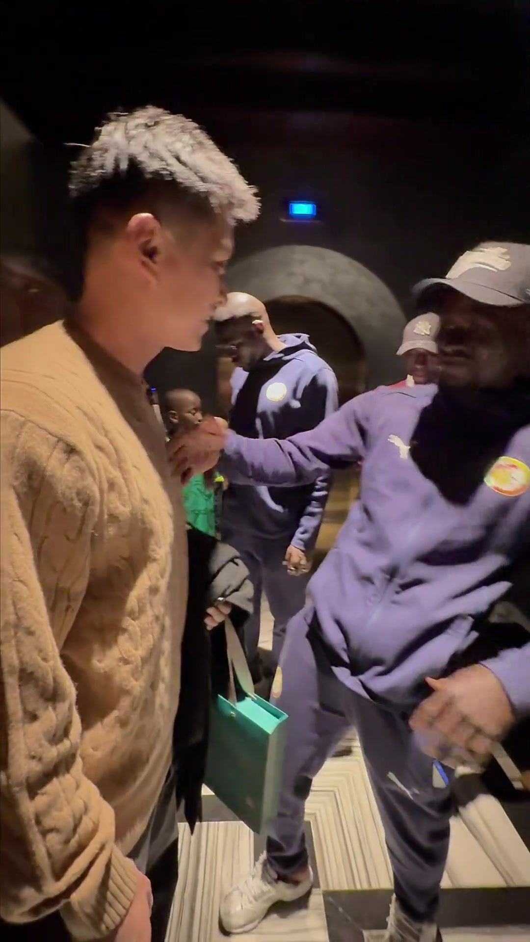 非常兴奋！马内见到昔日队友王楚热情拥抱，还与王楚妻子开玩笑