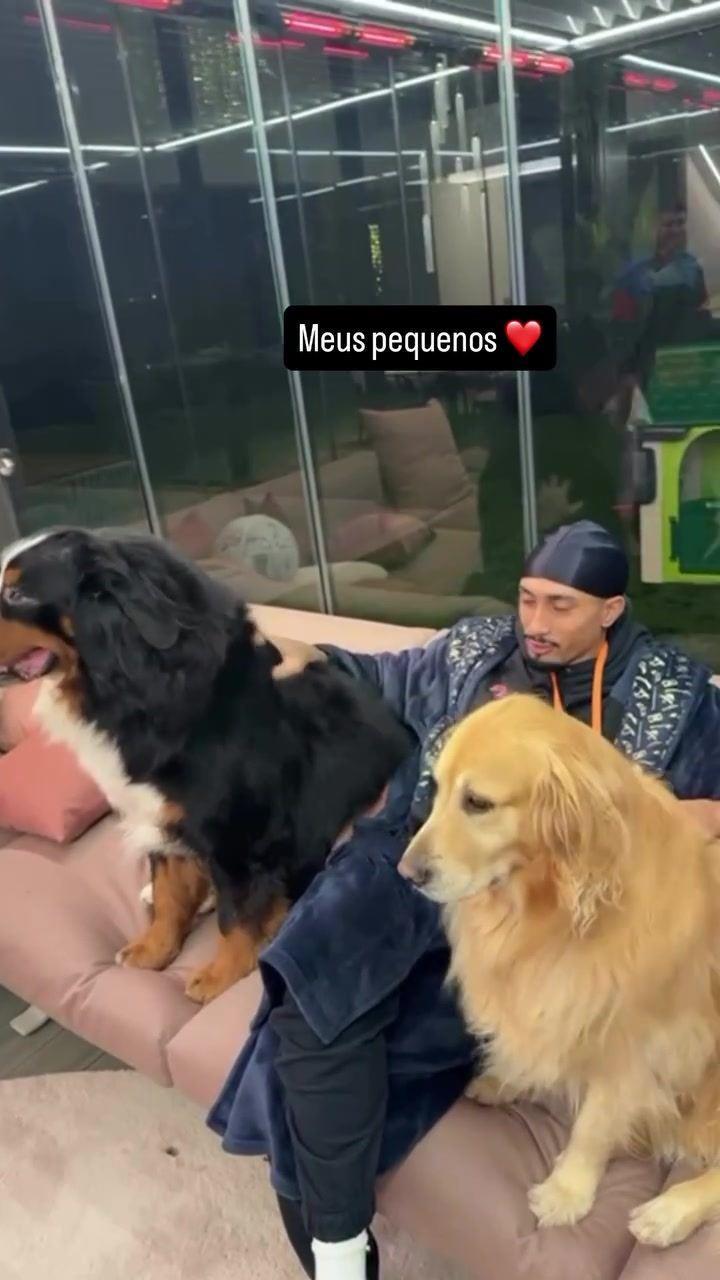值得回味！拉菲尼亚西超杯决赛24小时后仍戴着奖牌