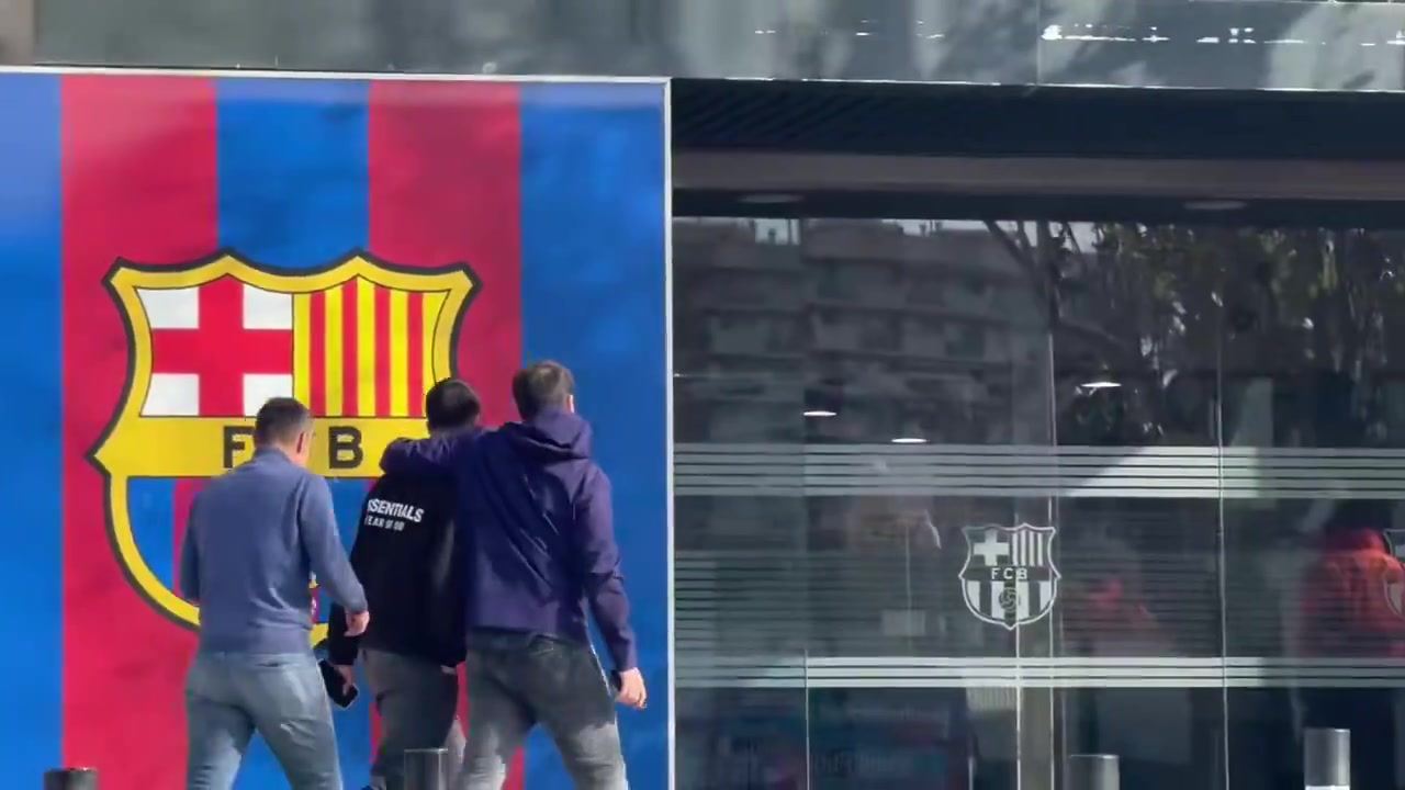 记者：坎塞洛抵达诺坎普办公室，准备与巴萨签署租借合同