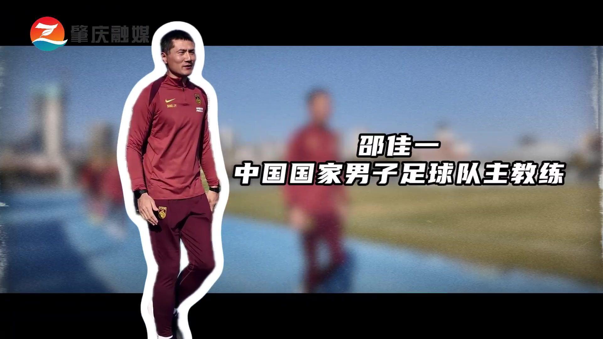 国足 少年齐奔跑足球公益活动中 国家队成员与足球少年们一起踢球