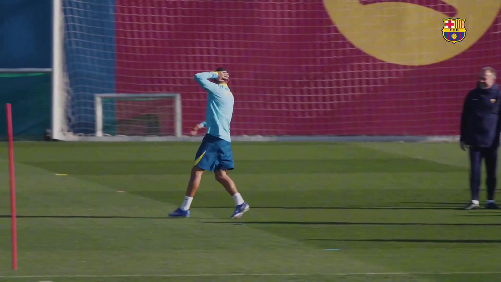 入队仪式！巴萨球员训练之前欢迎坎塞洛