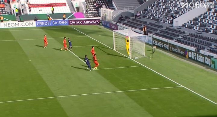 所幸无碍！李昊扑救过程中撞上门柱发出巨大声响，疼痛倒地