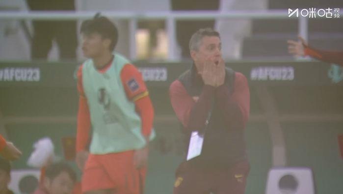 界外球误判！泰国U23出界但得到边线球，安东尼奥震惊黄博文染黄