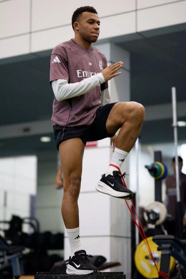 皇马官方晒训练照：姆巴佩、卡雷拉斯、库尔图瓦均在列