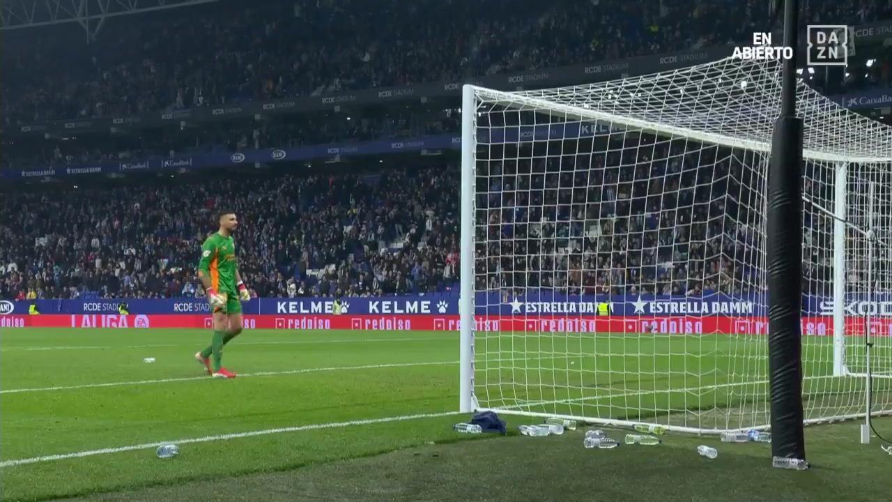 阿斯：赫罗纳门将被西班牙人球迷扔下的水瓶击中，愤怒不已