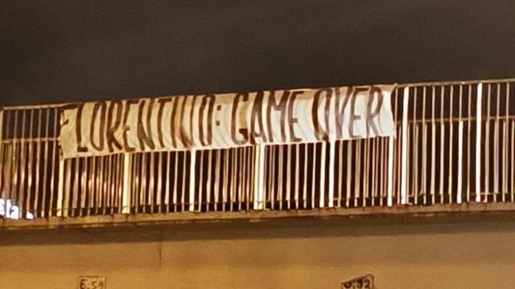 皇马球迷挂横幅抗议：弗洛伦蒂诺，失败接着失败，江郎才尽的主席