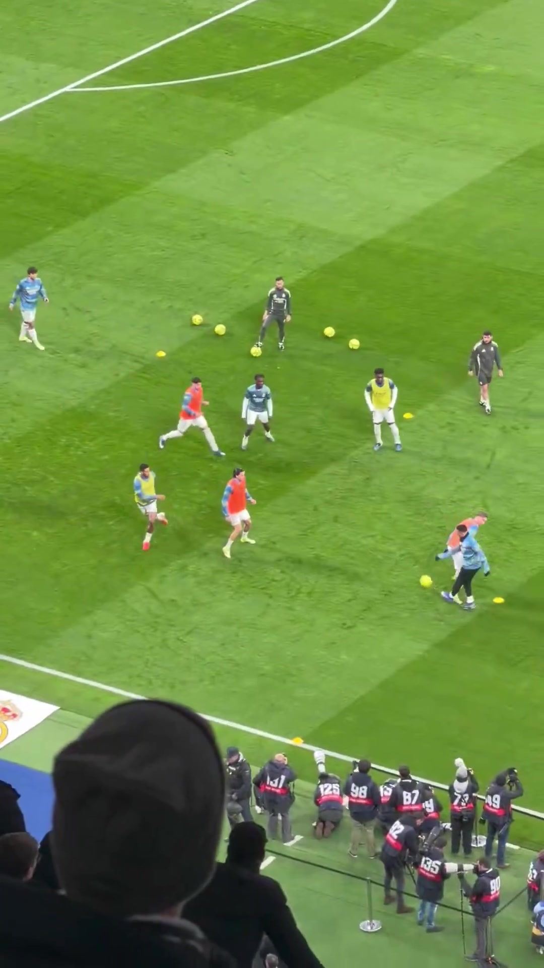 希望无大碍！姆巴佩热身时遭赫伊森误伤，接受治疗一瘸一拐起身