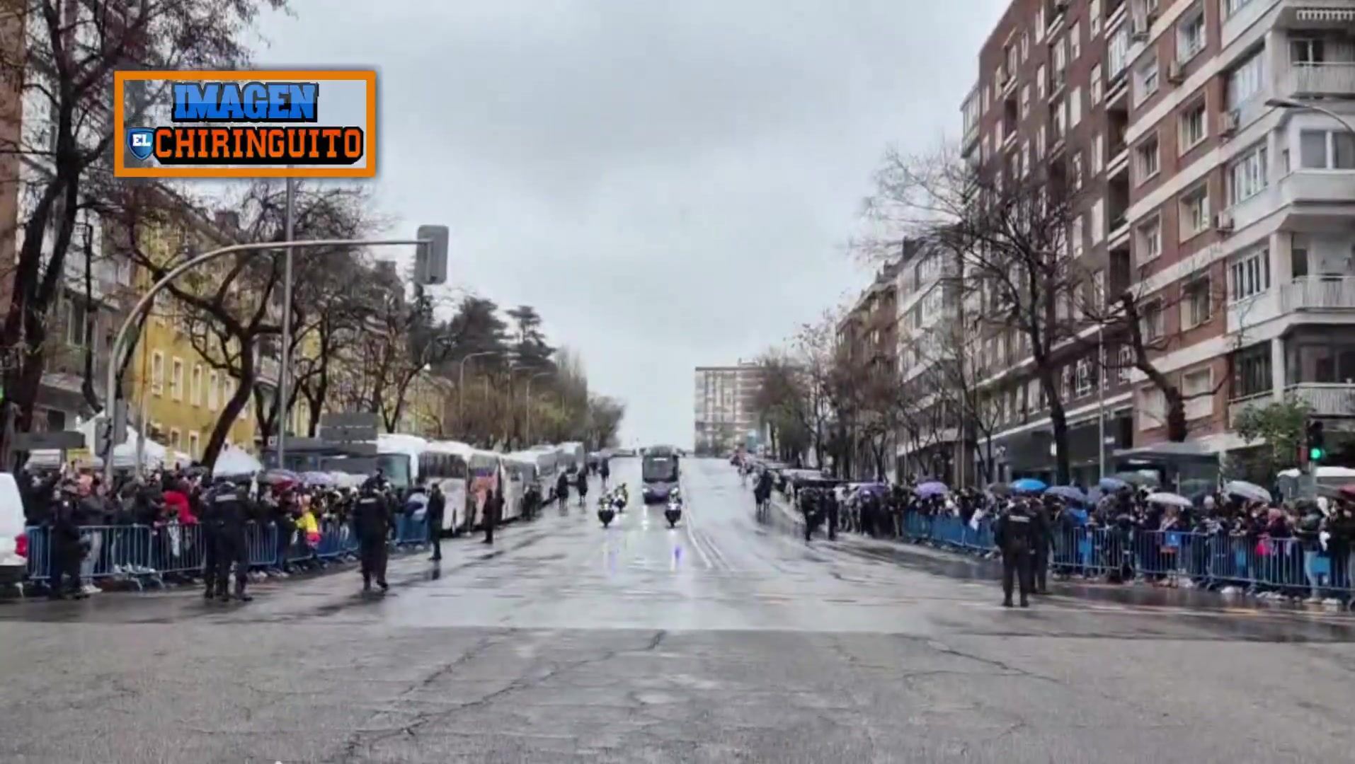 六台：皇马球员抵达伯纳乌和热身时，遭到球迷嘘声对待