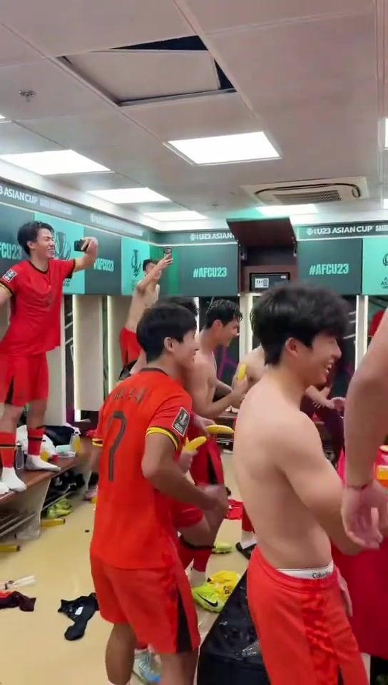 享受此刻小伙！中国队更衣起舞 李昊再爆粗口：CNMD