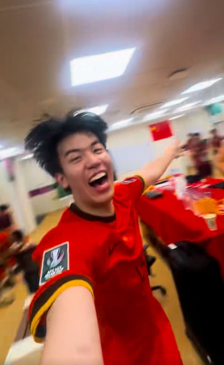 兴奋到转圈罚入制胜点球的王博豪，社媒晒赛后更衣室庆祝视频