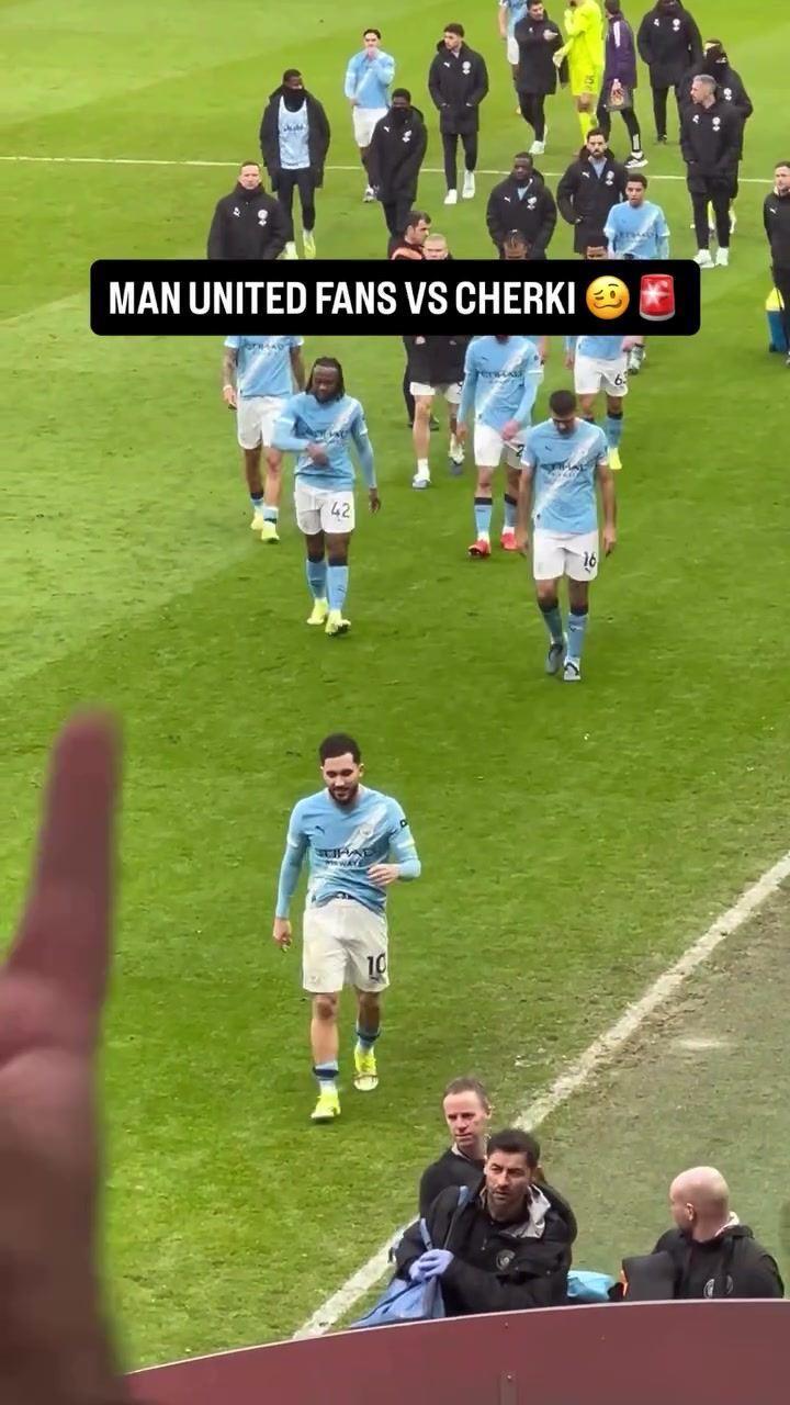 曾扬言杀死曼联！谢尔基赛后遭曼联球迷集体嘲讽，微笑低头离场