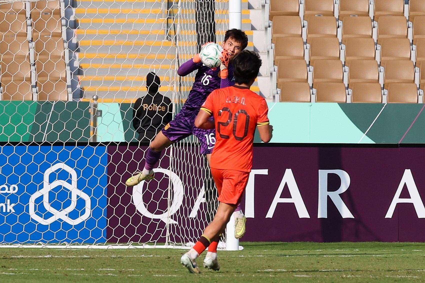 解说：挺进U23四强只是李昊一个人的表演，他顶了一支球队