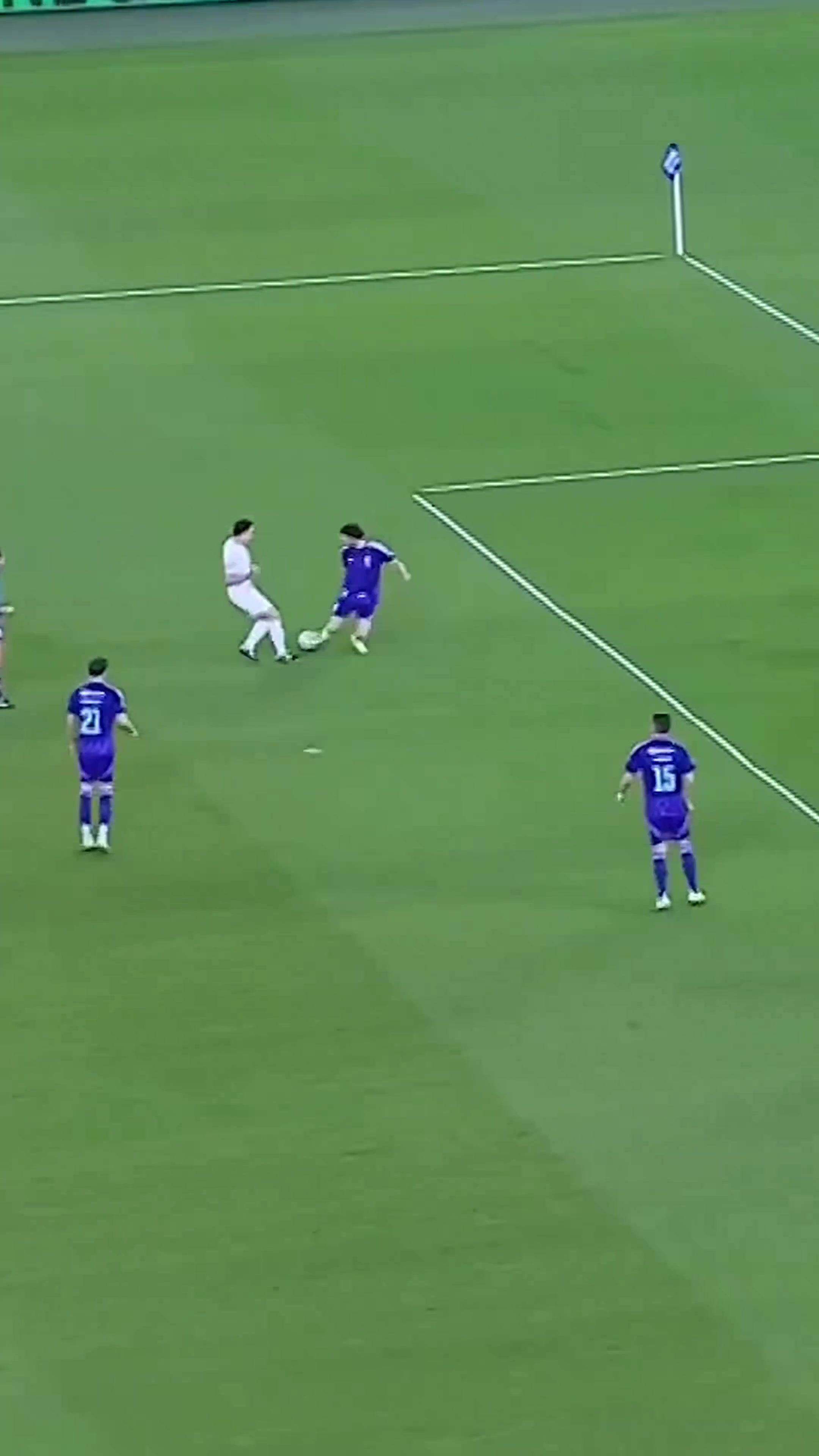 传奇连线！哈维与托蒂两人配合，传奇赛打穿对面防线