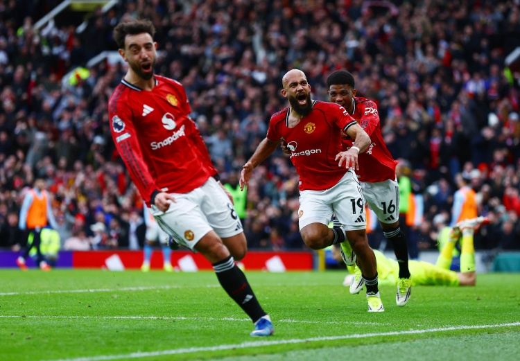 送出助攻打破僵局！官方：B费当选曼联2-0曼城的票选队内最佳