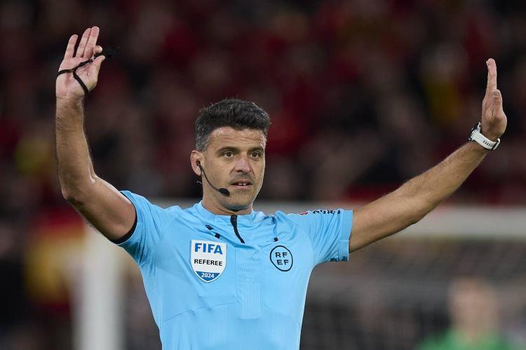 45场12红！世体：巴萨是曼萨诺执法生涯染红最多球队，梅西在列