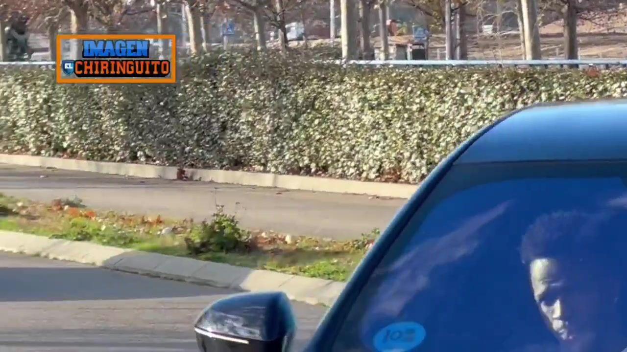 六台晒视频：维尼修斯神情严肃抵达皇马训练基地