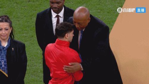 哭红了眼迪亚斯失魂落魄泪洒领奖台，金靴合影时勉强挤出笑容