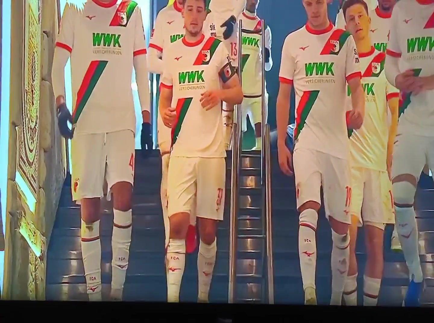 奥格斯堡球员亚基奇下半场出场时下楼梯踩空，腿部受伤被换下