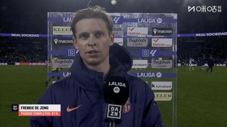 德容：我们没法和裁判交流，他不增加应有的补时还向我出示黄牌