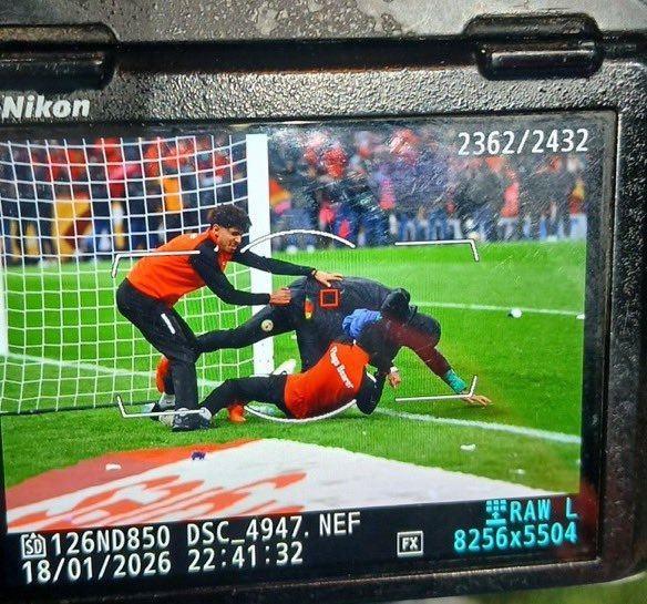 塞内加尔替补门将：不懂对手为何抢毛巾，我尽力确保门迪不被干扰