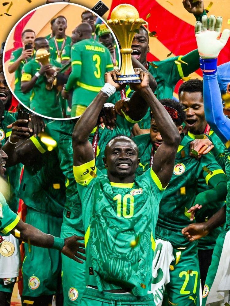 暖心！库利巴利、盖耶将队长袖标交给马内，让他第一个举起奖杯