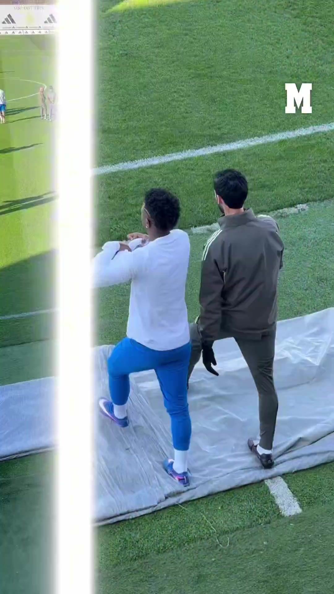 谁迟到？维尼修斯：我觉得罚款更好，主帅：你是队长，你想罚款？