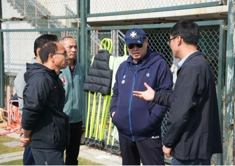 法国欧塞尔董事会主席周云杰到访梅州五华，考察当地足球青训工作