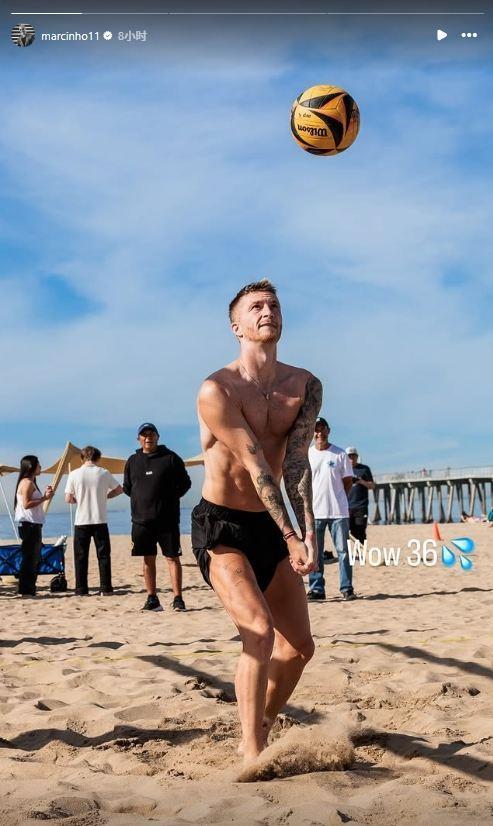 还是那么帅！36岁罗伊斯晒照，在沙滩光膀子肌肉线条明显