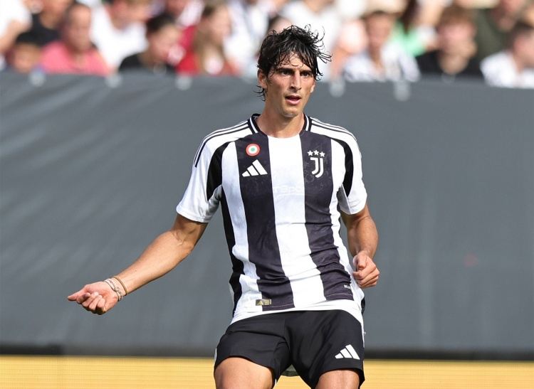 意媒：尤文想签回边后卫巴尔别里，24年将他200万卖给克雷莫内塞