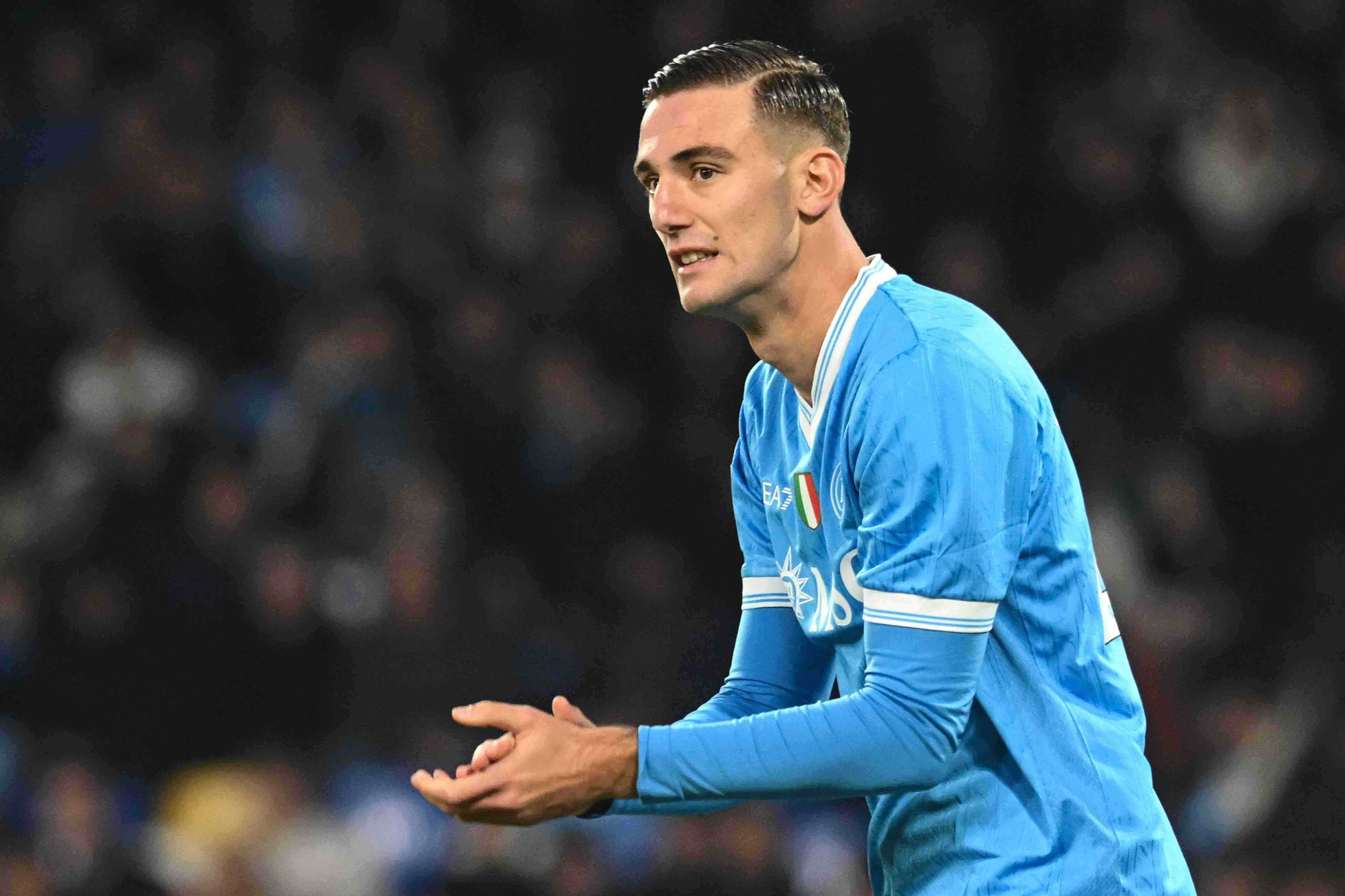 慢镜头：卢卡犹豫是否接受诺丁汉森林的报价，他想留在意甲