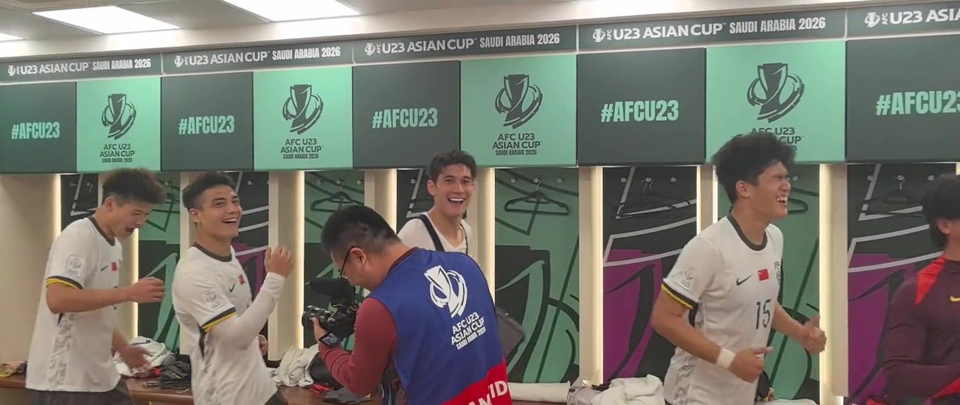 嗨爆！U23国足晋级亚洲杯决赛，球员们更衣室转圈魔性舞步！