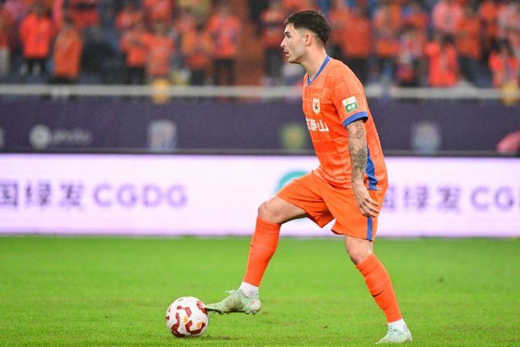 加盟仅半年！阿斯：泰山后卫洛佩斯与球队解约，将加盟阿尔瓦塞特