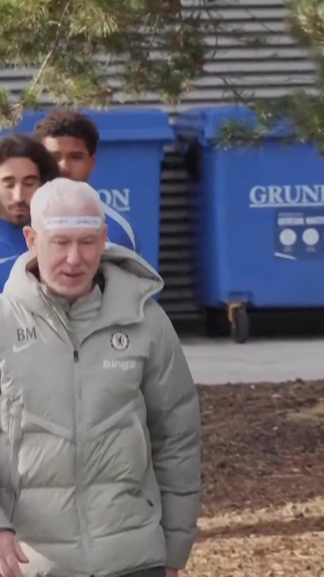 搞怪！切尔西理疗师训练课头上贴纸条：永远在线