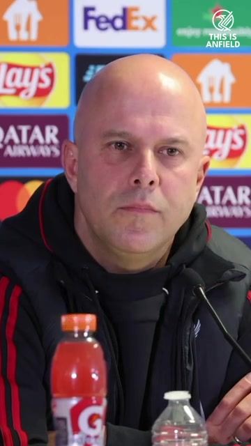 和阿隆索聊过吗？斯洛特调侃：是，他给我打电话说明天就顶替我