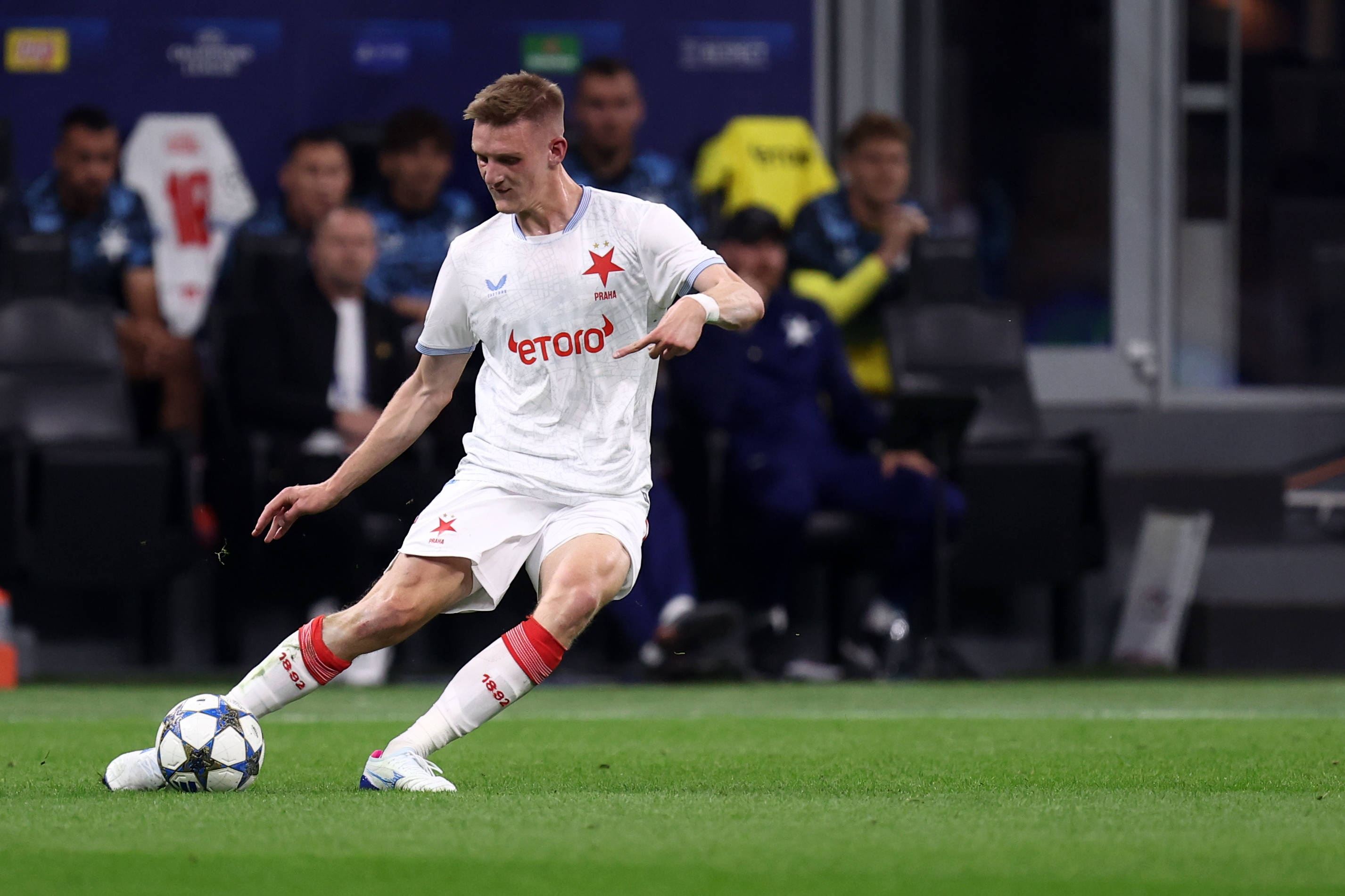 零下5度！斯拉维亚中卫：天气冷疯了！但对主场踢巴萨或许有优势