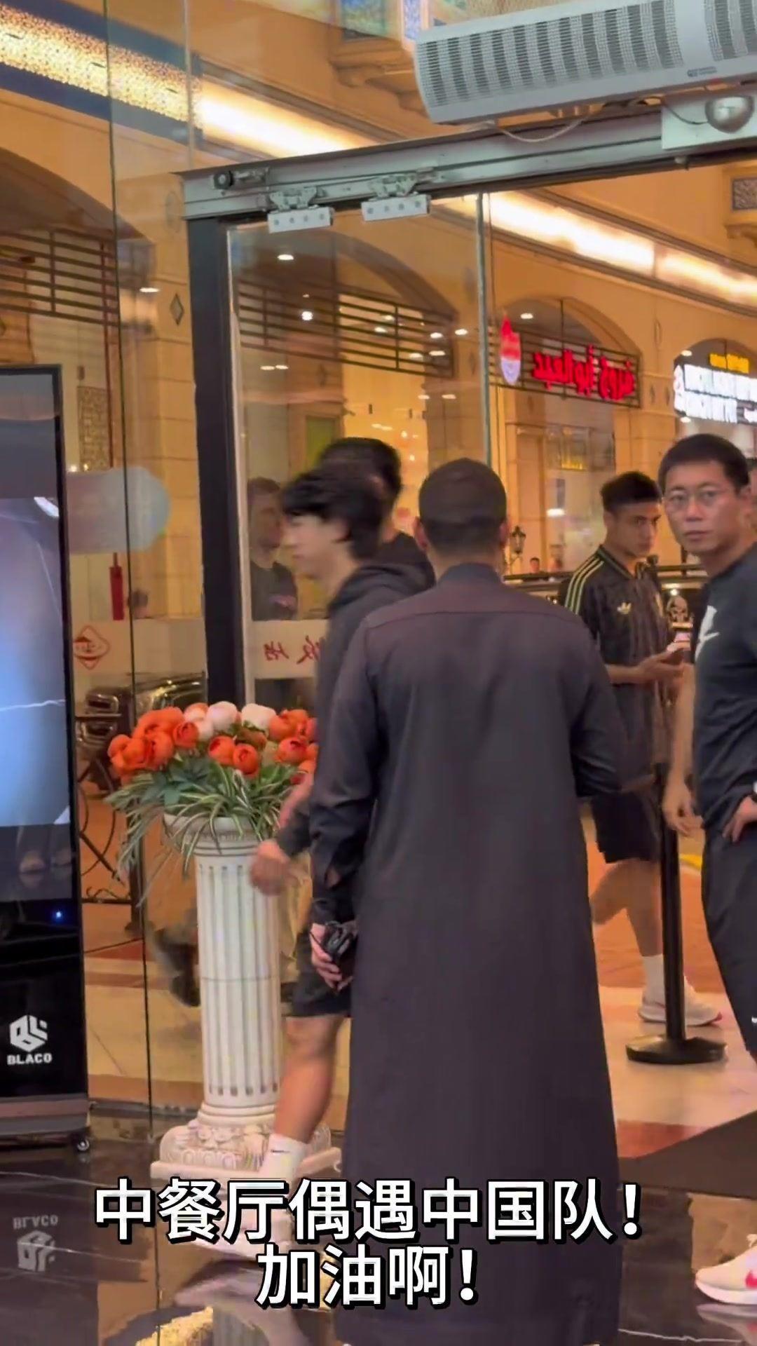 球迷偶遇U23国足前往餐厅用餐，拜合拉木身穿曼联球衣