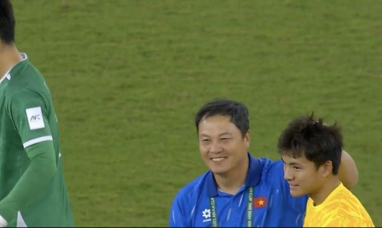 满眼欣赏！中国球迷老熟人李云在赛后与李昊交流，上演宠溺摸头杀