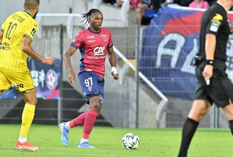 雷恩主帅：雅凯未受切尔西的转会传闻影响 球队有经济方面的考虑