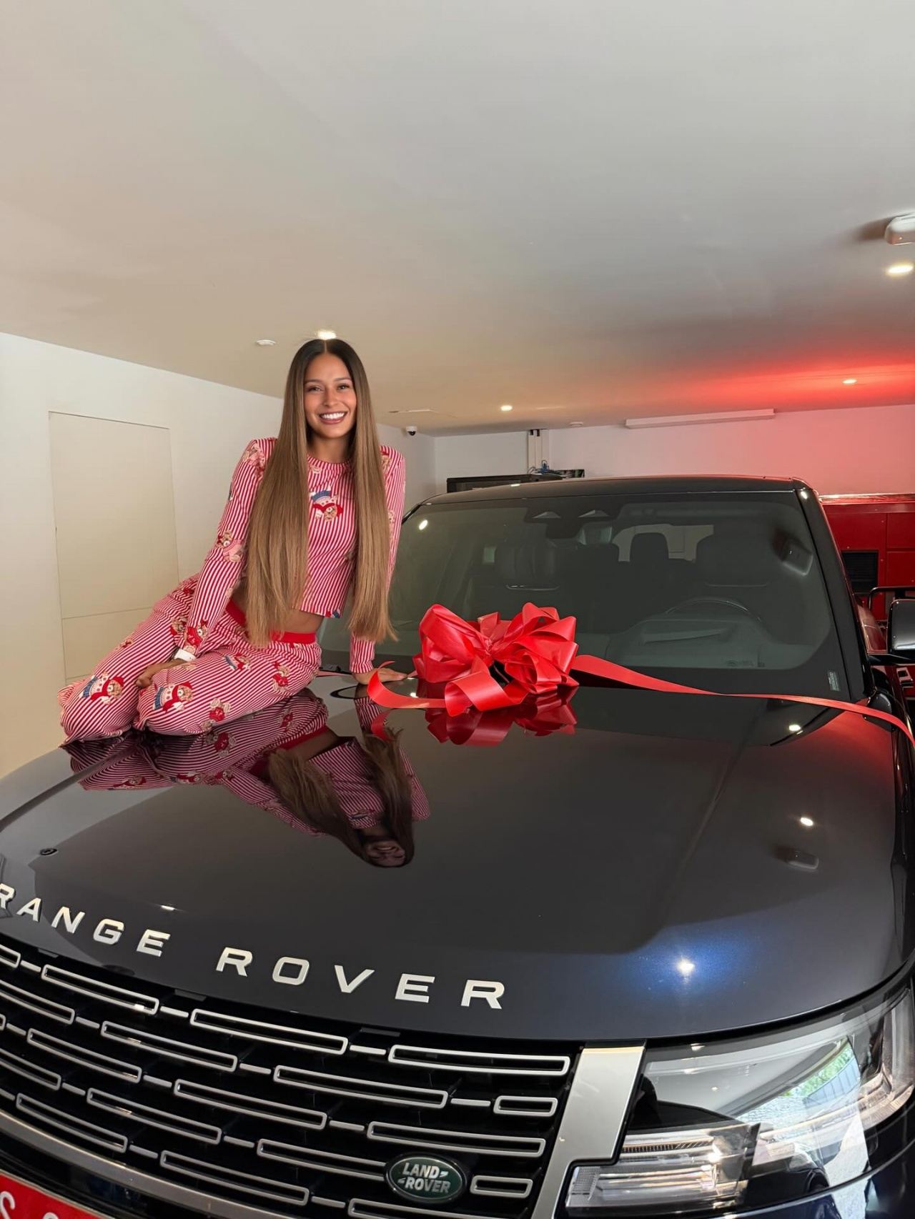 宠妻！拉菲尼亚送给妻子一台路虎揽胜，在车库准备惊喜