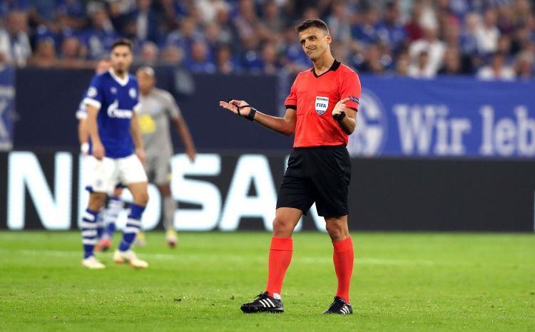 世体：执法皇家社会VS巴萨表现不佳，名哨曼萨诺可能被停哨一轮