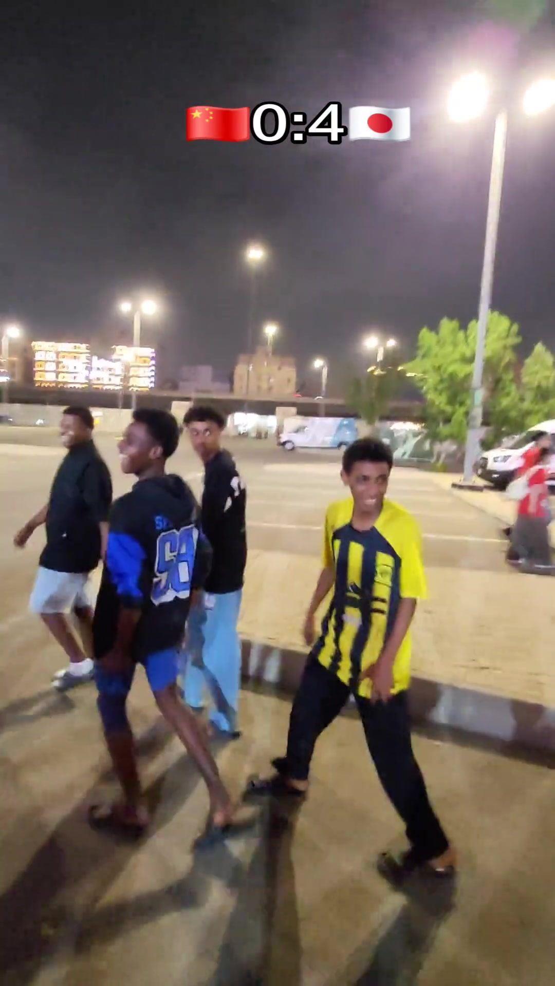 U23亚洲杯赛后，沙特球迷在场外怪叫嘲讽中国球迷，比0-4手势