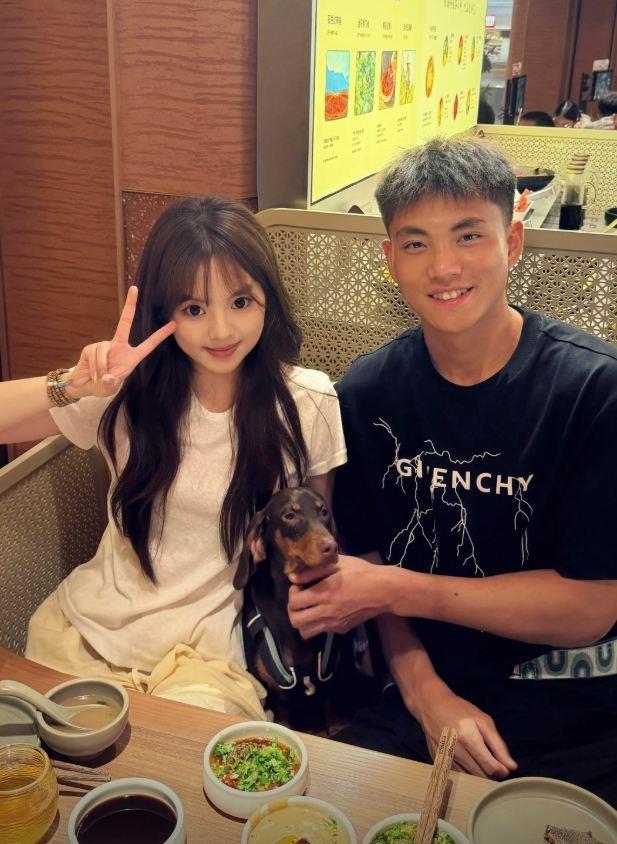 李昊的女友在小组赛后就回国了，李昊开玩笑：因为没钱了