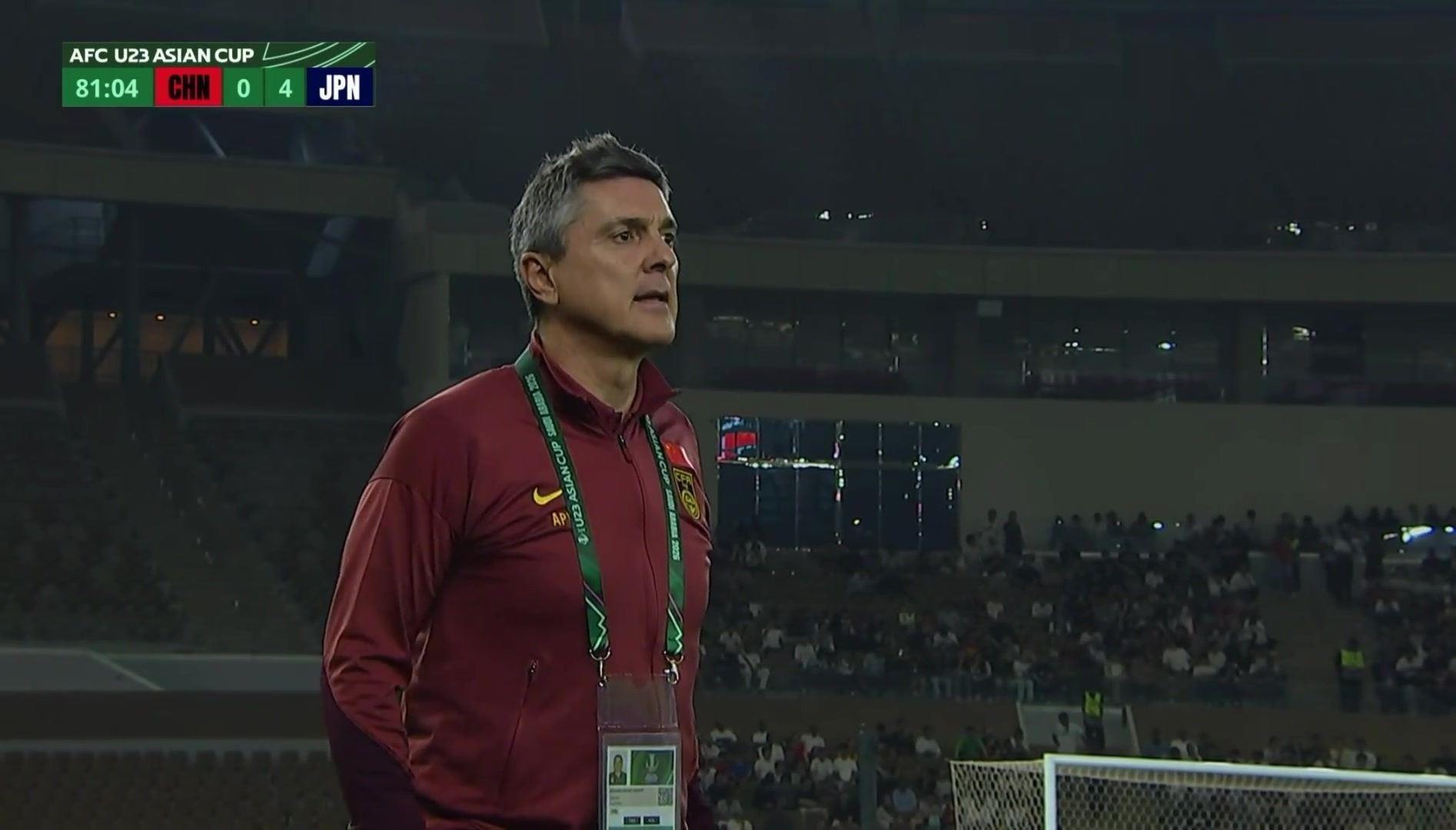 气出国骂！第81分钟安东尼奥在场边大喊：碰都不能碰是吧？P***！