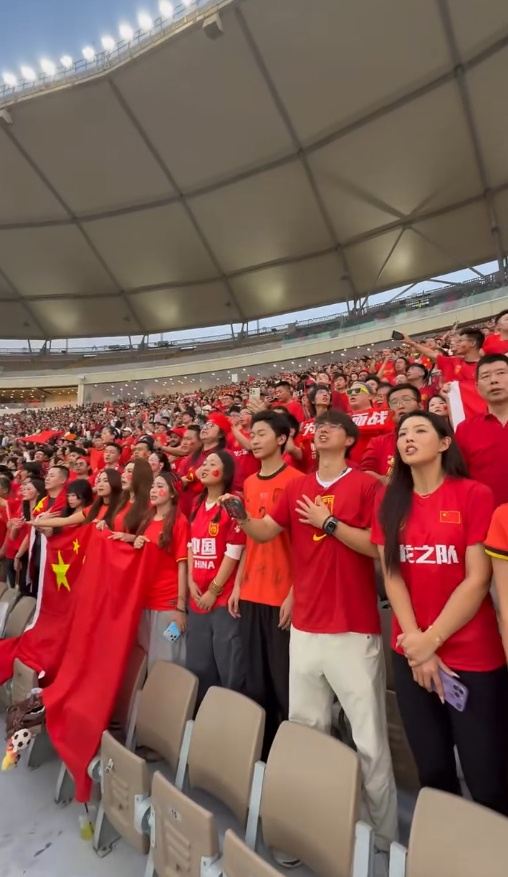 最好的球迷！渝媒：现场8818名观众超半数中国人 来自世界各地