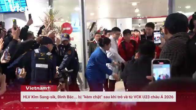 季军凯旋！越南U23全队回国抵达机场，受到球迷热烈欢迎