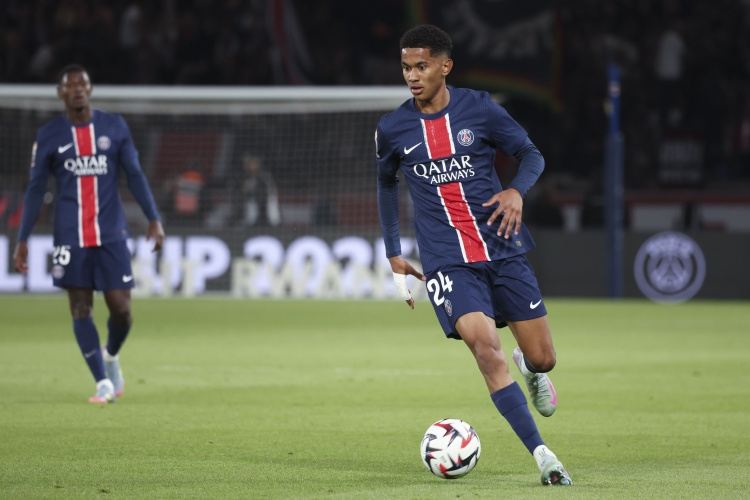 队报：恩里克试图将小将马尤卢改为多面手，后者适应不佳陷低谷